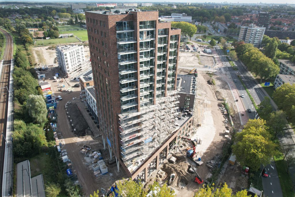 Blok A1 betreft een woontoren van 20 bouwlagen die vanaf de 3e verdiepingsvloer geheel in prefab wordt gebouwd. Voor de wanden en vloeren vindt de engineering, productie en montage plaats door Bestcon.