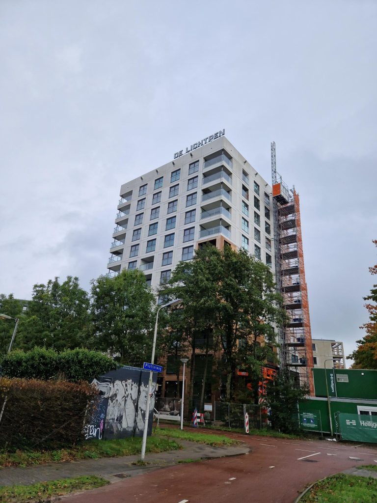 Het project bestaat uit de Nieuwbouw van twee appartementengebouwen (A en B) met in totaal 98 koopappartementen, een commerciële ruimte en een parkeergarage.